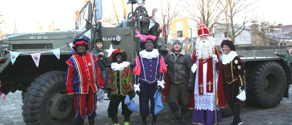 De sint weer naar de boot gebracht