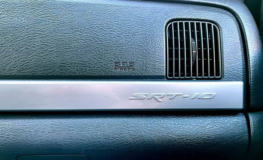 Te koop: Dodge Ram SRT10 V10 Viper metallic zwart dashboard