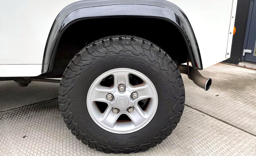 2000 Land Rover Defender 90 Hard Top wiel en banden