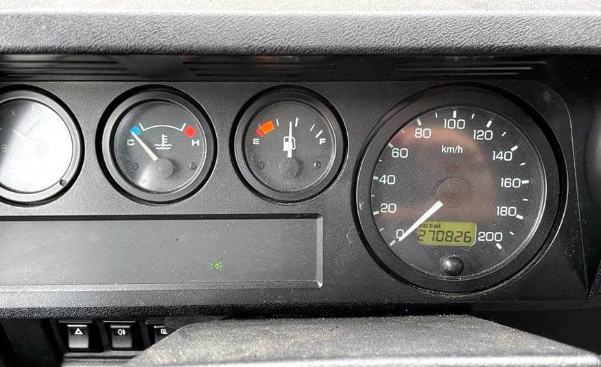 2000 Land Rover Defender 90 Hard Top teller dashboard unit