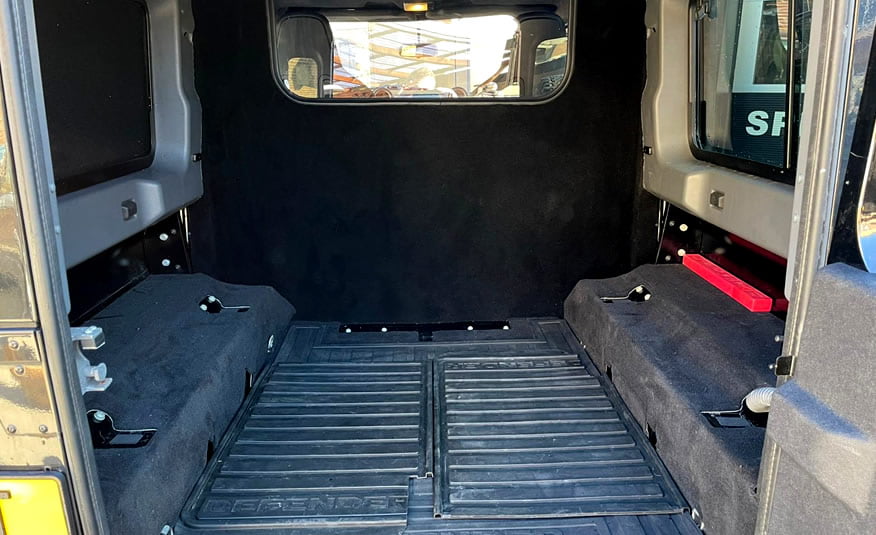 Land Rover Defender laadruimte grijs kenteken
