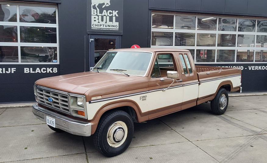 1985 Ford F250 bullnose oldtimer pickup met 6.9idi V8 diesel en automaat. Anderhalf cabine en lange laadbak.