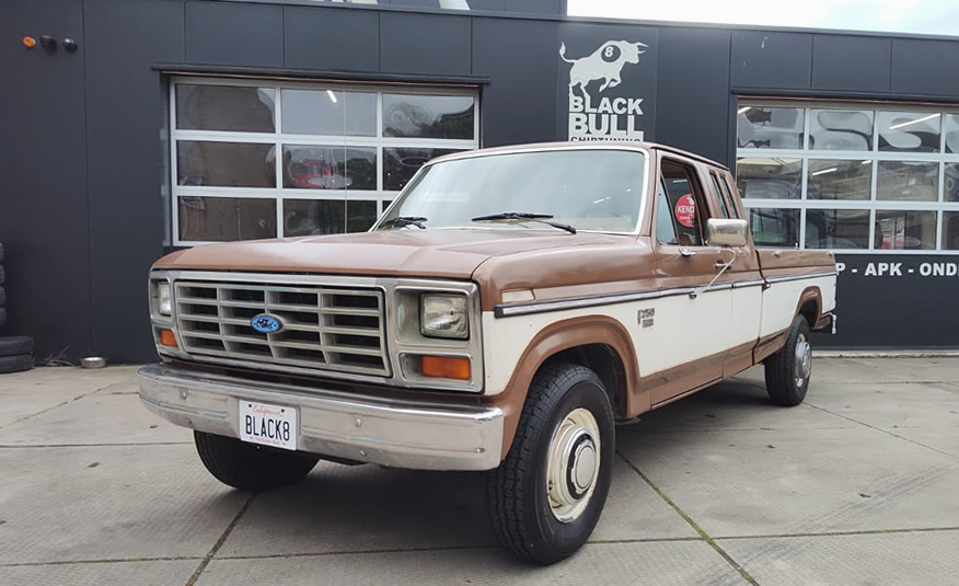 1985 Ford F250 bullnose pickup two tone
