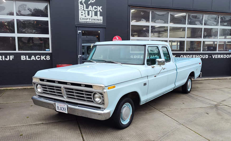 1975 Ford F100 SuperCab met originele velgen en banden