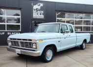 Oldtimer pickup Ford F100 met 360ci motor en chroom details