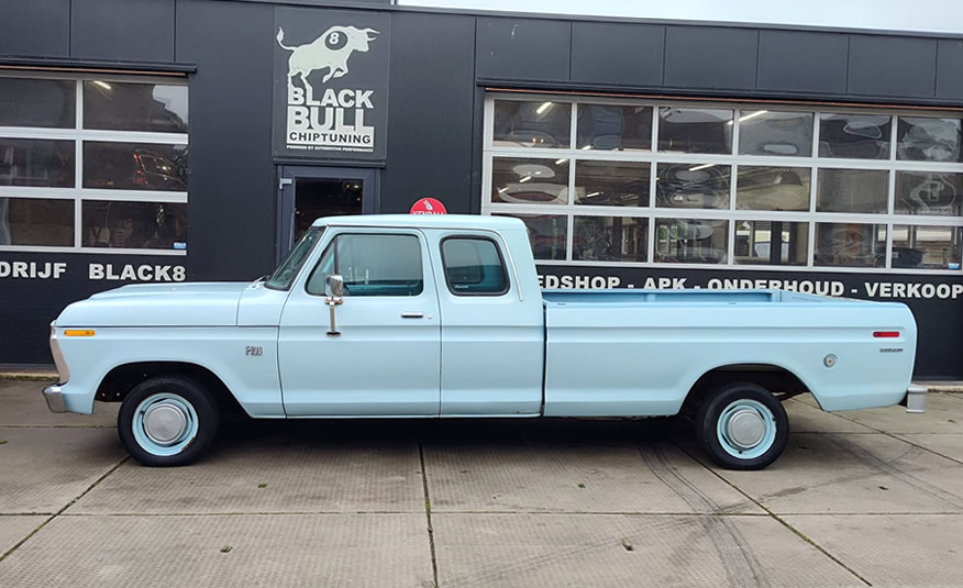 Amerikaanse oldtimer pickup Ford F100 SuperCab in perfecte staat