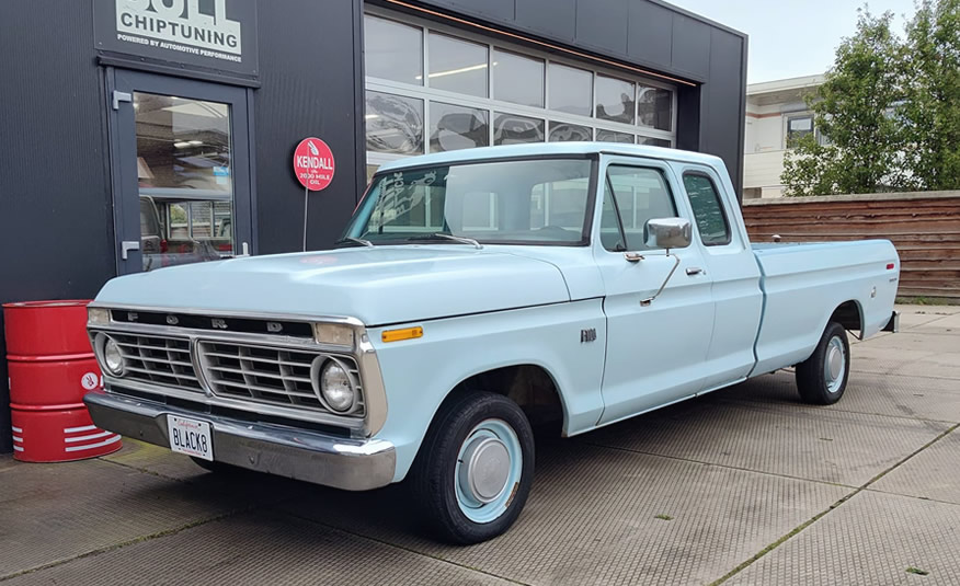 Ford F100 pickup 1975 met originele USA Ford logo’s