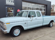Oldtimer pickup Ford F100 1975 met getinte ramen