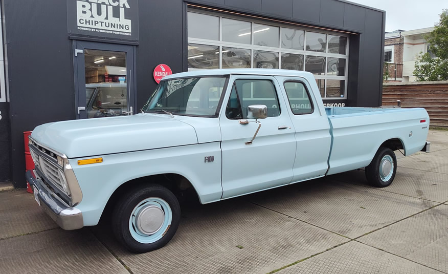 Oldtimer pickup Ford F100 1975 met getinte ramen