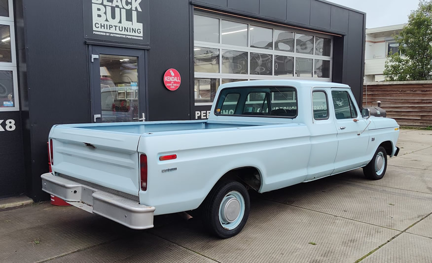 Amerikaanse pickup Ford F100 SuperCab met klassieke motorkap
