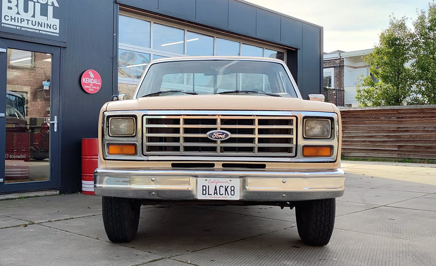 Ford F250 bullnose vooraanzicht met brede grille