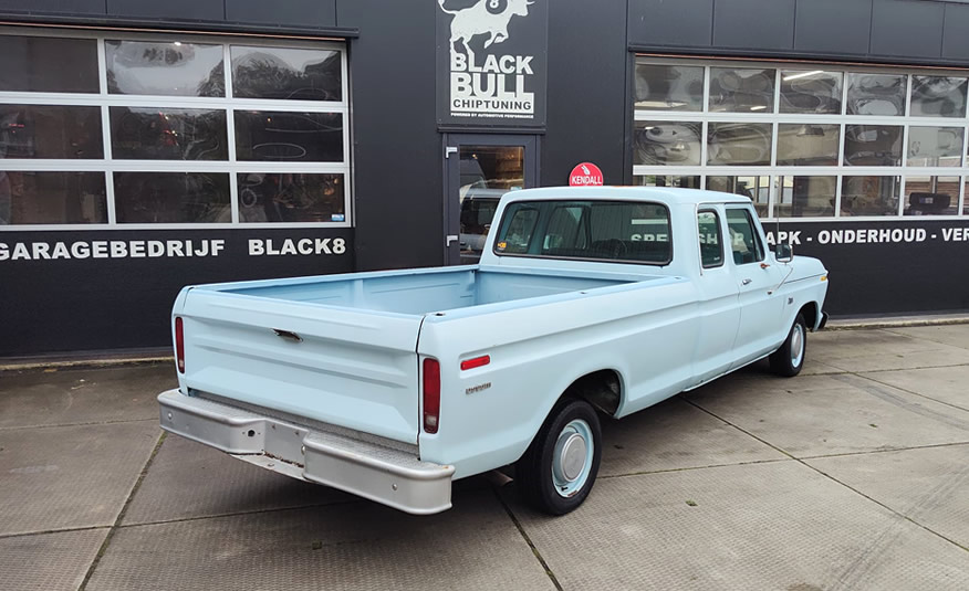 Achterkant van de 1975 Ford F100 SuperCab met laadbak