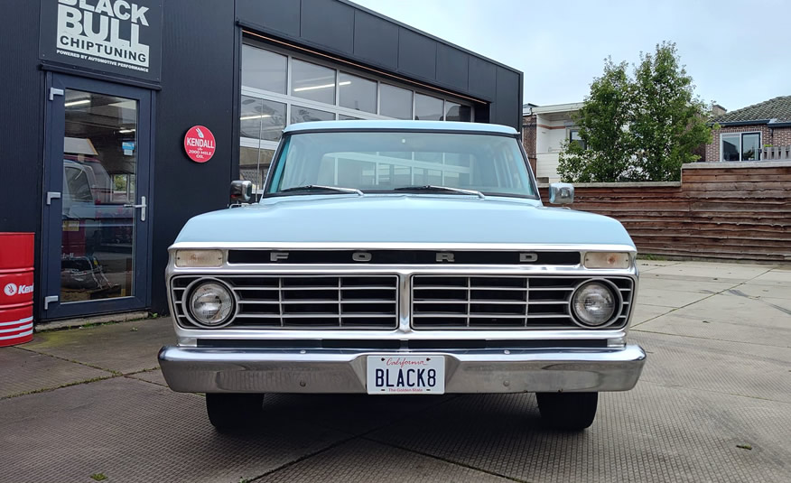 Ford F100 SuperCab 1975 voorkant met chromen grille
