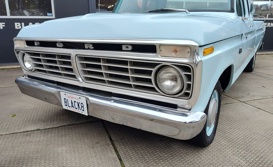 Detail van de koplampen en voorbumper van een 1975 Ford F100