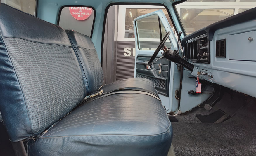 Interieur van de Ford F100 SuperCab 1975 met klassieke stoelen