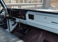 Close-up van het instrumentenpaneel in een 1975 Ford F100