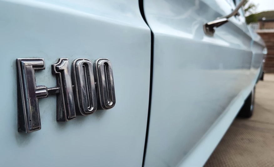 Detail van het embleem op de Ford F100 SuperCab 1975