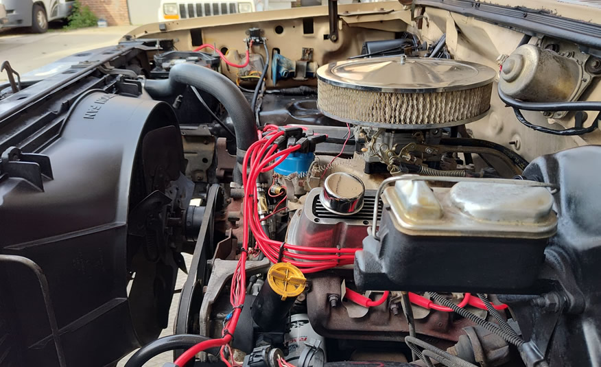 Zijkant motorruimte met kabels en leidingen
