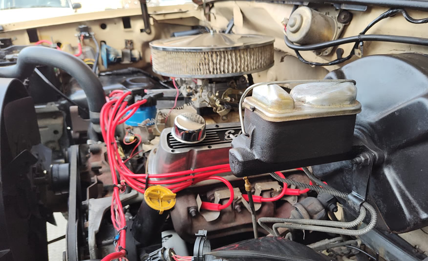 Edelbrock inlaatspruitstuk op V8 motor