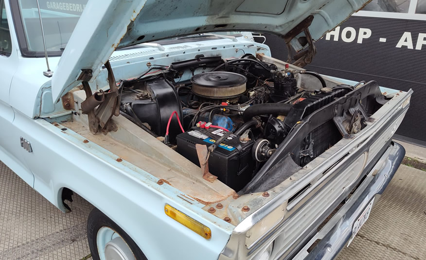 Motorruimte van de 1975 Ford F100 met 360 big block V8
