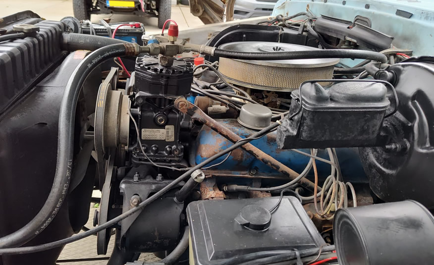 Close-up van de 360ci big block motor in een Ford F100 1975
