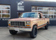 Ford F250 SuperCab uit 1981 met long bed laadbak