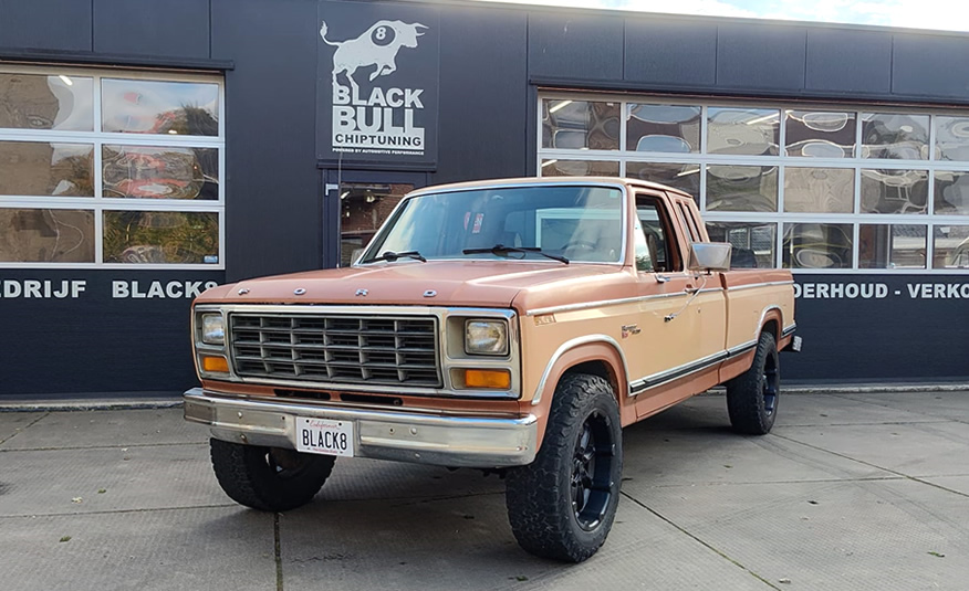 Ford F250 SuperCab uit 1981 met long bed laadbak