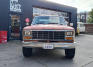 Vooraanzicht van Ford F250 pickup uit 1981
