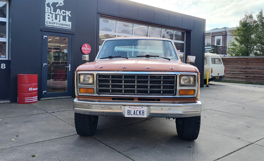 Vooraanzicht van Ford F250 pickup uit 1981