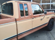 Klassieke Ford pickup met originele two-tone kleurstelling