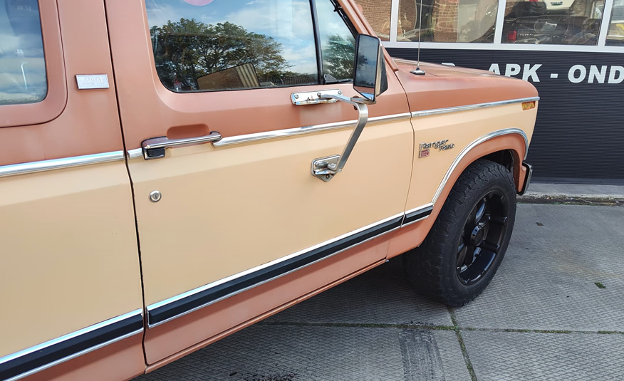 Oldtimer Ford 1981 met fabriekslak in bruin en beige