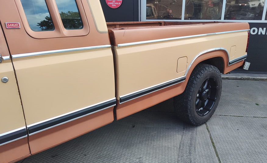 Verzorgde Ford F250 oldtimer met originele two-tone lak