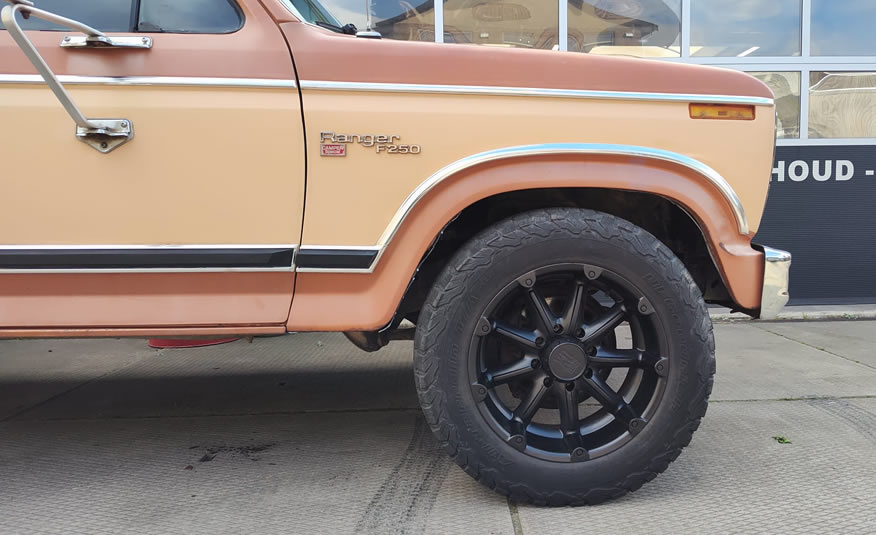 Oldtimer pickup Ford F250 met keiharde laadbak