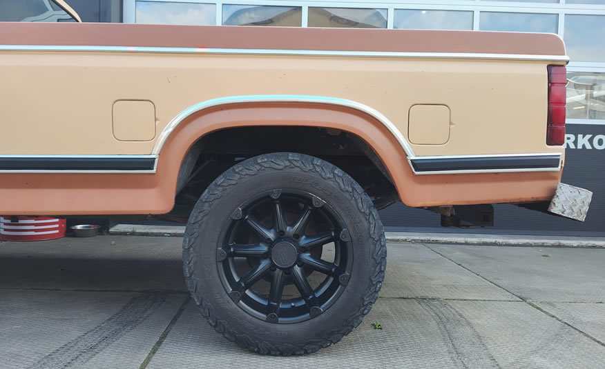 Ford pickup oldtimer met ruime laadruimte en V8 motor