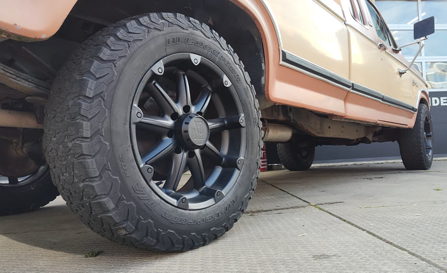 Lichte vrachtwagen Ford F250 1981 met automaat