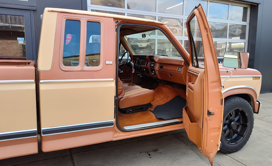 8-gaats assen op een Ford F250 oldtimer uit 1981