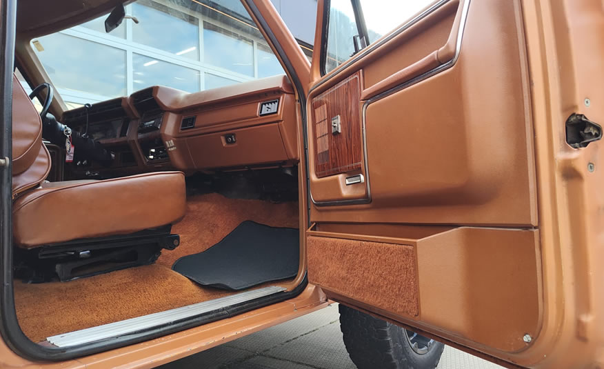Elektrische ramen en cruise control in oldtimer Ford pickup