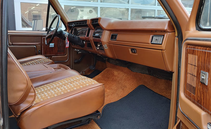 Interieur van een Ford F250 XLT Lariat uit 1981