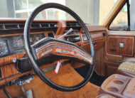 Binnenkant van Ford F250 oldtimer met luxe opties