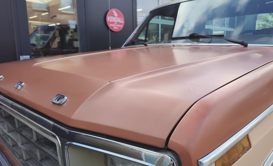 Motorkap zicht van lange Ford F250 SuperCab oldtimer