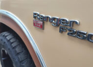 Close-up V8 badge emblem op Ford F250 SuperCab 1981