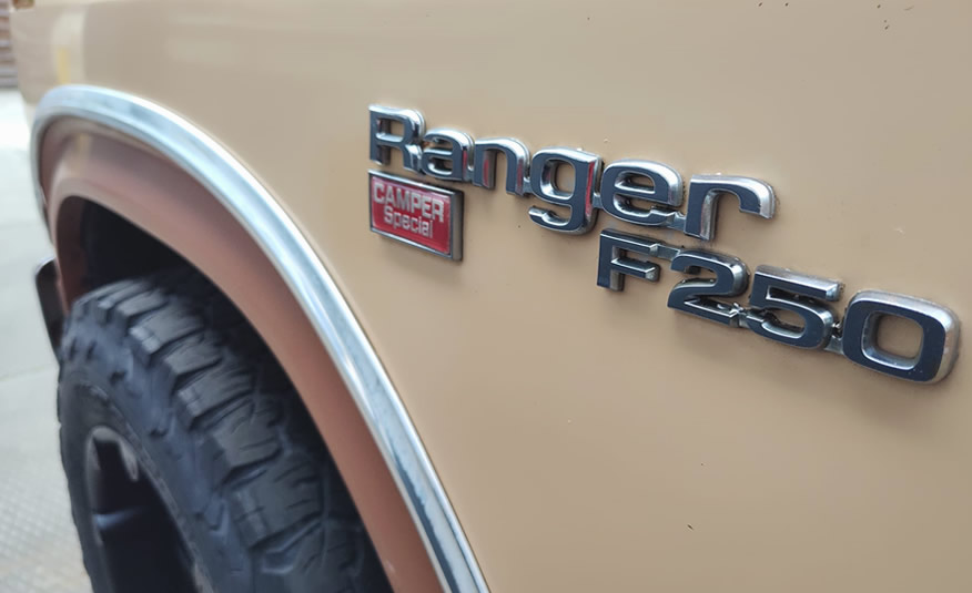 Close-up V8 badge emblem op Ford F250 SuperCab 1981