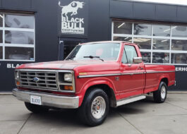 1985 Ford F150 XLT bullnose pickup met 5.8L V8 in two tone rood, klassieker uit California vooraanzicht