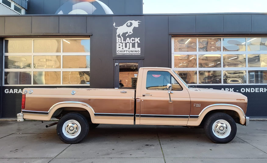 klassieke Ford F150 pickup truck uit 1986 California import