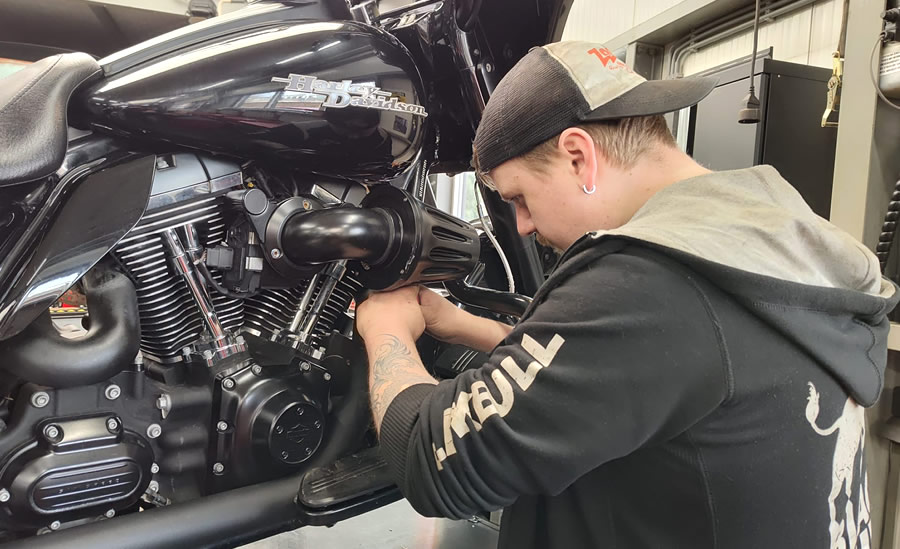 Harley Davidson motor in onderhoud bij specialist in Noord-Holland, beschikbaar voor rijders uit Amsterdam, Haarlem, Alkmaar en Castricum