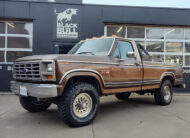 Klassieke Ford F-350 1982 bullnose pickup truck 4x4 exterieur