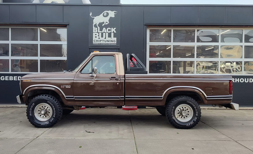 Amerikaanse classic truck Ford F350 bullnose 1982 zijaanzicht