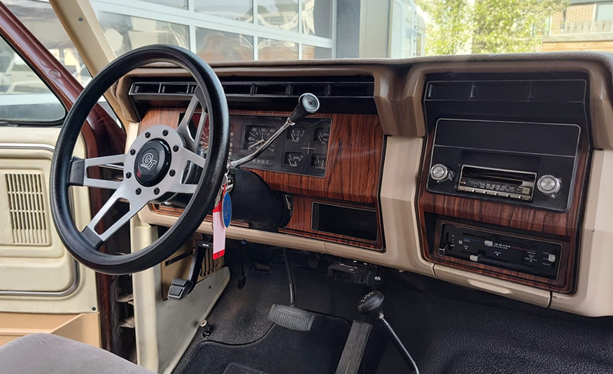 Ford F350 4x4 pickup 1982 interieur dashboard en stuur