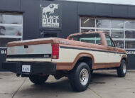 Achterkant van 1984 Ford F-250 XL Explorer met heavy duty bumper en trekhaak