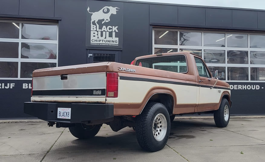 Achterkant van 1984 Ford F-250 XL Explorer met heavy duty bumper en trekhaak